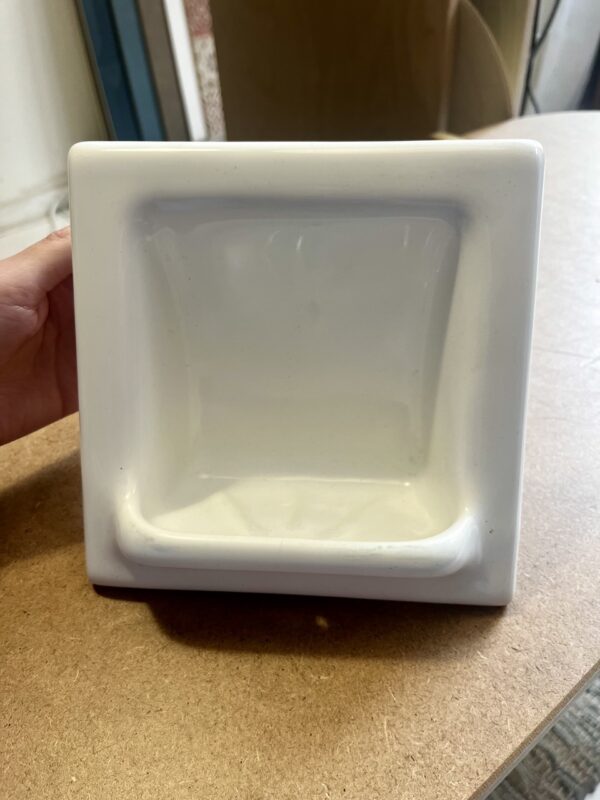 Porte-savon blanc en porcelaine carré 
18x18x11 cm